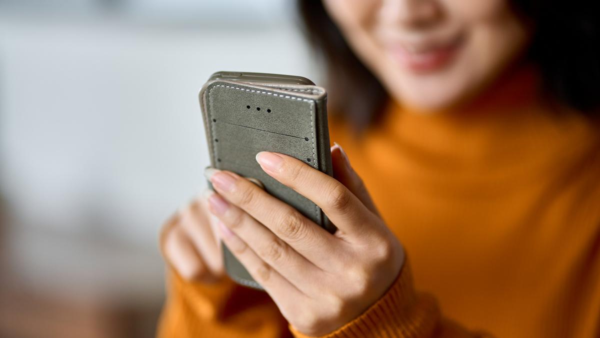 iStock-1445379636-telefon-social-media.jpg