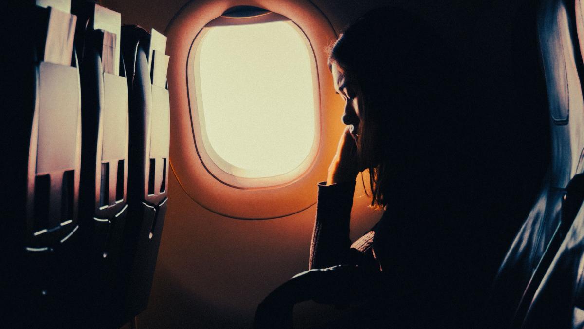 sa dormi in avion