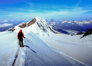 interviu marturie cu legendarul alpinist octogenar dr dinu mititeanu nu iti chema batranetea daca vrei sa ramai tanar