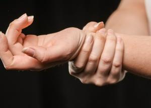 artrita reumatoida cum incepe boala care sunt primele simptome si cum se trateaza