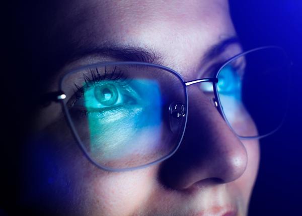 impactul negativ al expunerii la lumina albastra a ecranelor si beneficiile detoxifierii digitale asupra sanatatii