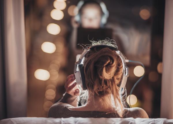 peste un miliard de persoane in special tineri pana in 35 de ani risca sa isi piarda auzul din cauza castilor avertismentul oms