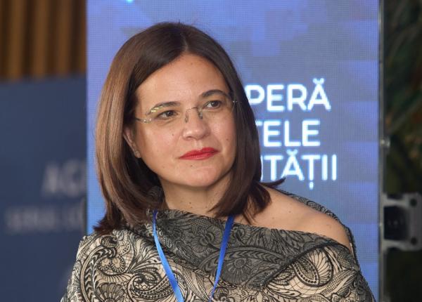 yolanda cretescu timpul nu ne fura tineretea ne elibereaza de iluzia ca ea era singura noastra putere