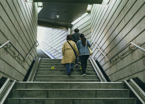 renunta la lift urca pe scari un gest simplu care iti activeaza mintea si corpul