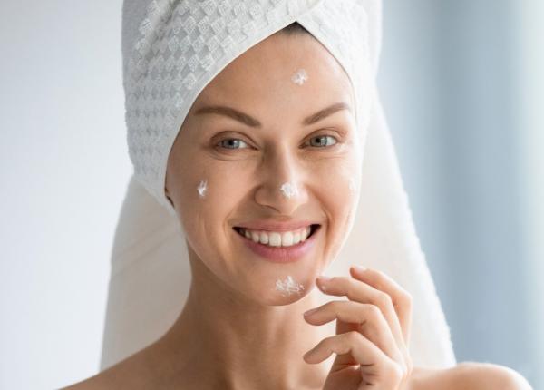 de ce multe persoane cred ca au tenul uscat cand de fapt este doar deshidratat