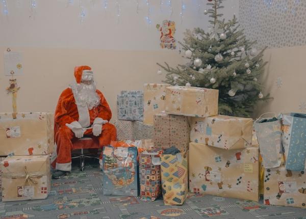 maratonul generozitatii in saptamana 15 19 decembrie dana voiculescu si echipa fundatiei au oferit cadouri pentru 500 de copii din pat