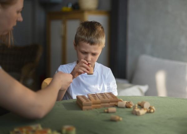 psih daniela bololoi numarul real al persoanelor copii si adulti care se afla in spectrul autist se apropie de 100 000
