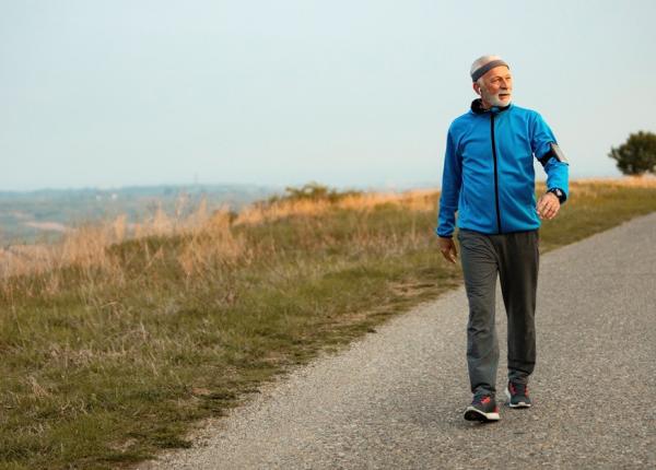 oamenii de stiinta au descoperit ca mersul pe jos ar putea adauga pana la 11 ani la durata vietii