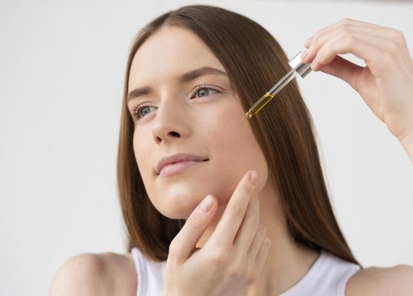 retinol vs bakuchiol un dermatolog explica pe care ar trebui sa il folosesti