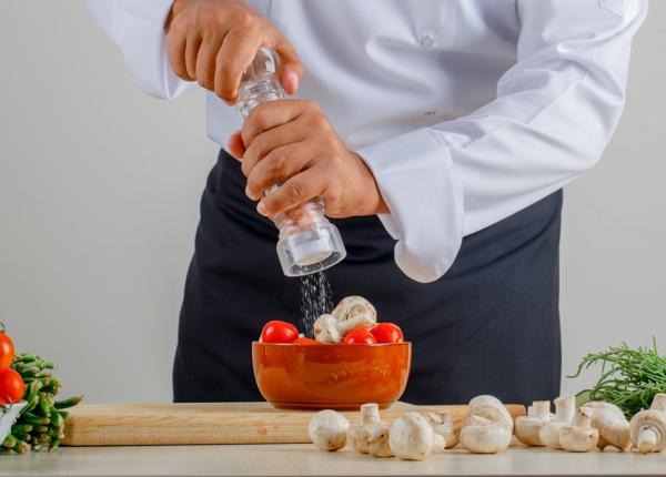 pui prea multa sare in mancare un nou studiu arata cine este cel mai expus riscului