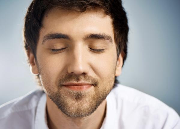 obiceiul de a inchide ochii cand asculti ar putea sa te incurce