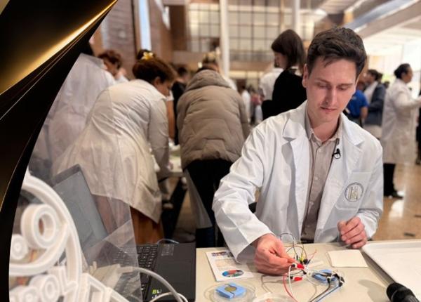 piele artificiala creata de un cercetator roman cosmin pauliuc recunoscut in 100 de tineri pentru dezvoltarea romaniei