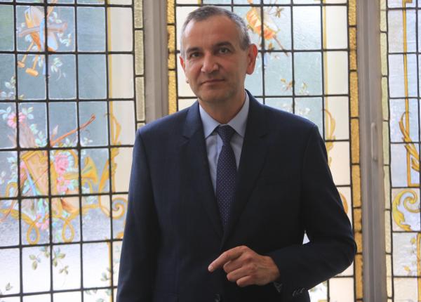 intre asediu si echilibru intr o societate divizata