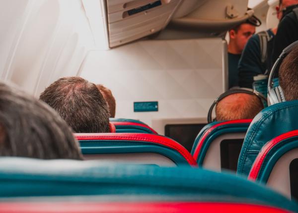 medicii explica este periculos sa porti haine stramte in avion