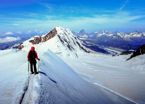 interviu marturie cu legendarul alpinist octogenar dr dinu mititeanu nu iti chema batranetea daca vrei sa ramai tanar