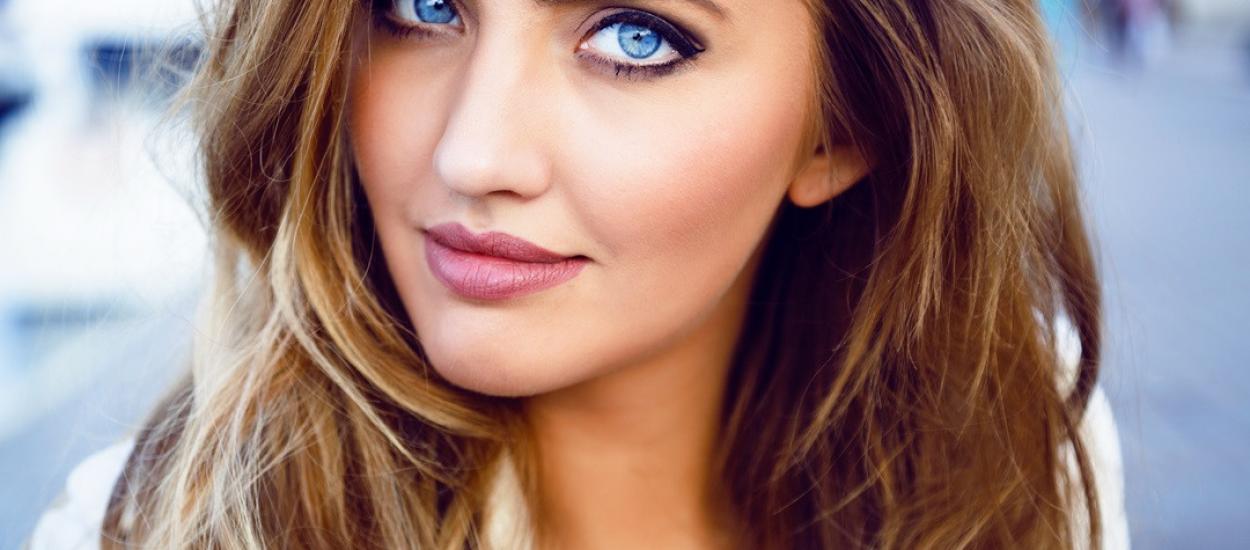 Culorile de păr care pun cel mai bine în valoare ochii albaștri