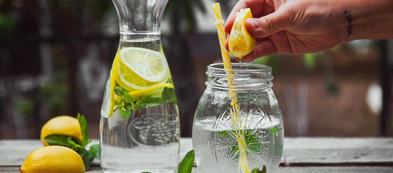 De ce ar trebui să bei apă cu lămâie în fiecare zi, potrivit experților