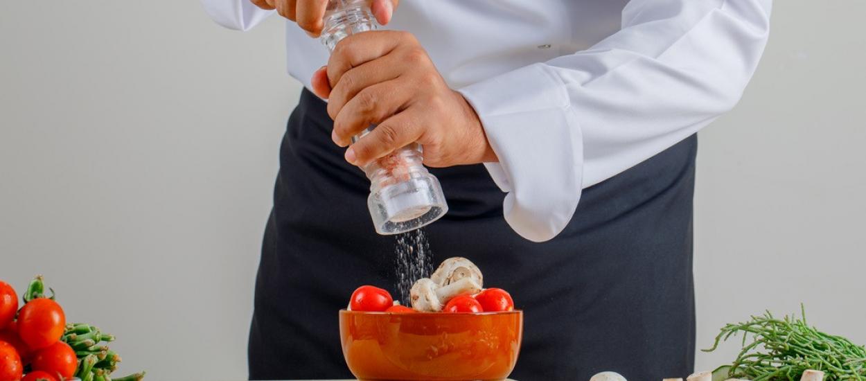 Pui prea multă sare în mâncare? Un nou studiu arată cine este cel mai expus riscului