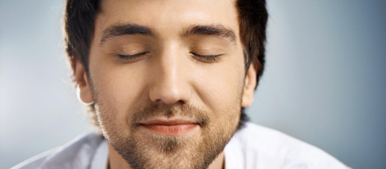 Obiceiul de a închide ochii când asculți ar putea să te încurce