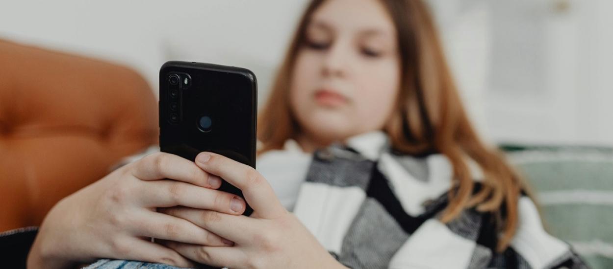Sfaturile experților pentru părinți: cum afectează obiceiul de a folosi telefonul noaptea dezvoltarea creierului la adolescenți