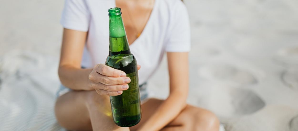 Poți arăta mai tânăr/ă după ce renunți la alcool? Specialiștii explică efectele asupra pielii