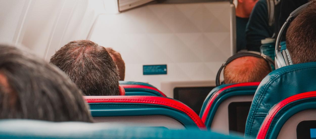 Medicii explică: Este periculos să porți haine strâmte în avion?