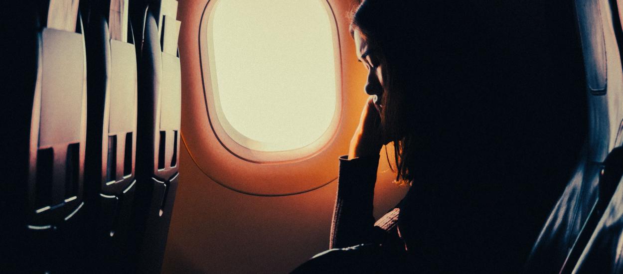 11 sfaturi susținute de știință pentru a dormi mai bine în avion