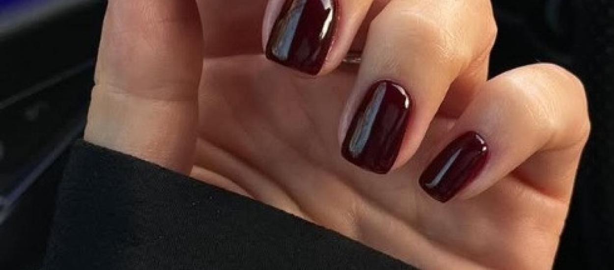 Manichiura sezonului rece: nuanțe intense și finisaje care transformă unghiile în accesorii