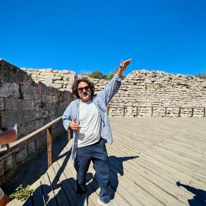 Prof. Dr. Rüstem Aslan este un renumit arheolog turc, specializat în perioada preistorică și în studiul civilizațiilor antice din Anatolia. Prof. Dr. Aslan conduce săpăturile arheologice de la Troia, un sit emblematic situat în apropiere de Canakkale, Turcia. Sub conducerea sa, echipa a descoperit un strat necunoscut anterior, denumit „Troia 0”, care a extins istoria orașului cu aproximativ 600 de ani, oferind noi perspective asupra civilizației troiene
